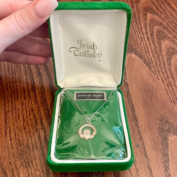 Irish Colleen Jewelry - Vintage Irish Claddagh necklace